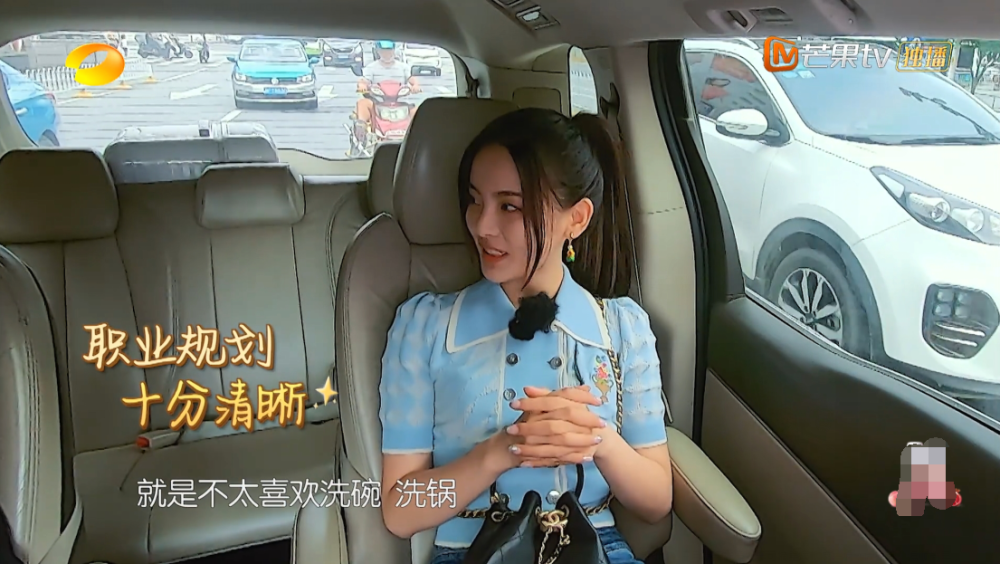 杨超越|刘宇宁加盟带一车食材，杨超越啥也不带还拒洗碗，情商差距好明显