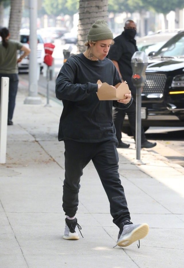 贾斯汀比伯穿宽松卫衣配运动裤现身 不顾形象街头开心吃美食