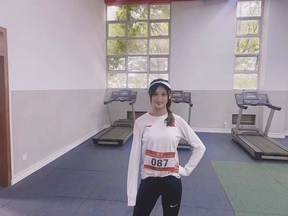 全锦赛长跑女神太惊艳飒爽女兵还是研究生镜头扫到她世界都亮了