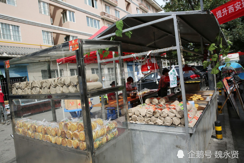 陕北手工月饼走俏西安古城,街头月饼摊一天做三千个月饼