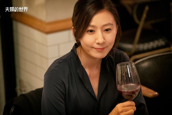 金喜爱|53岁金喜爱泄保养秘诀“勤洗脸”！吁已婚女性：别放弃事业