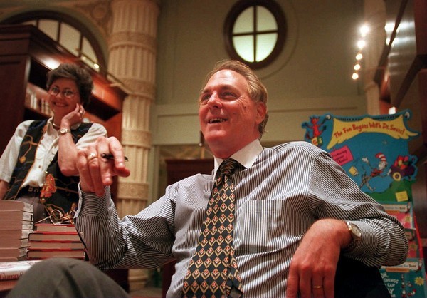 温斯顿·葛鲁姆|人生就像一盒巧克力！《阿甘正传》作者葛鲁姆逝世 享寿77岁