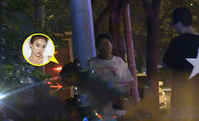 袁姗姗|袁姗姗聚会应酬，疑似喝酒太多，街边张大嘴呕吐女神形象崩坏