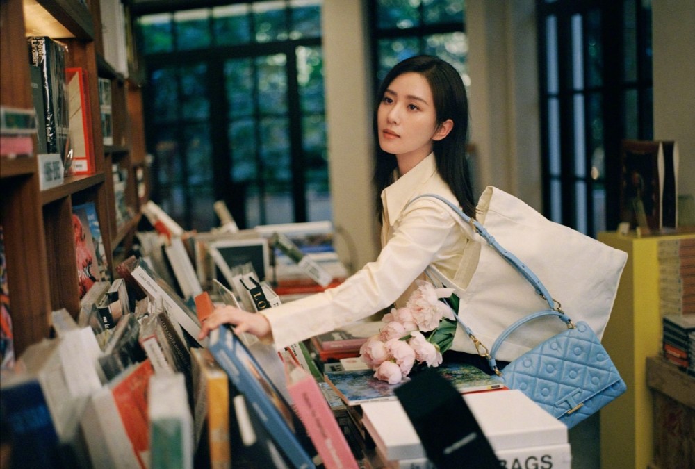 刘诗诗初秋学院风穿搭——慵懒恬静,校花学姐太可了!