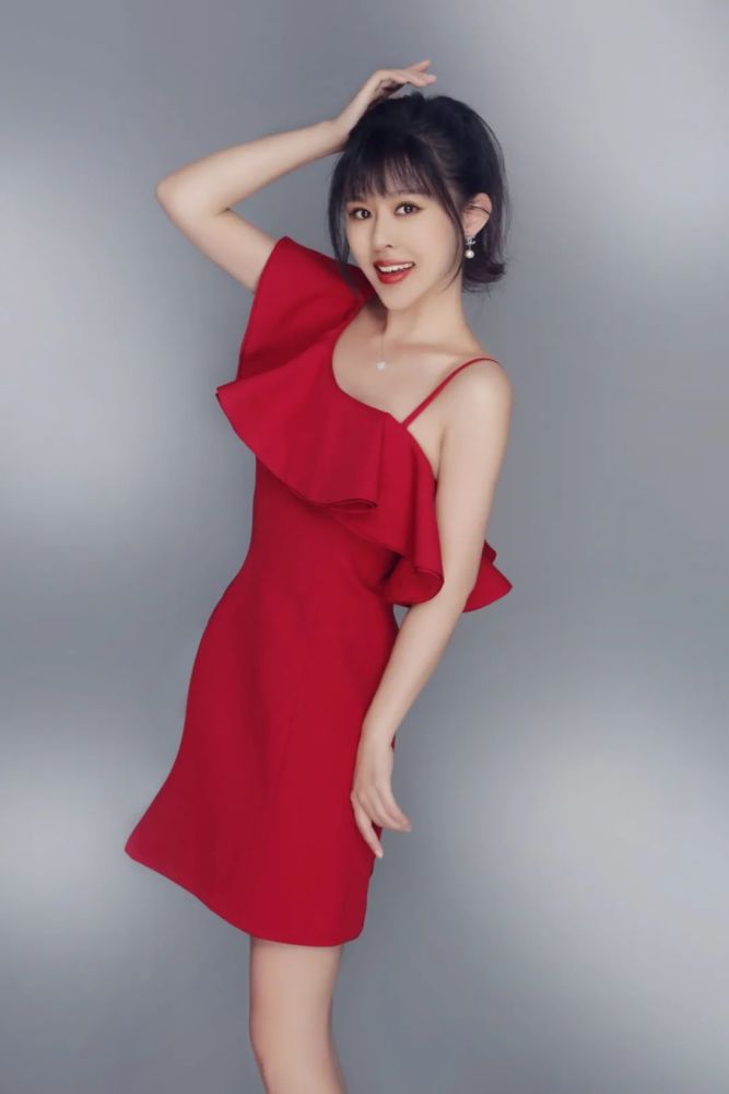 魅力 人字形吊顶挑高,更具空间纵深 床头背景墙在视觉上缩小距离感