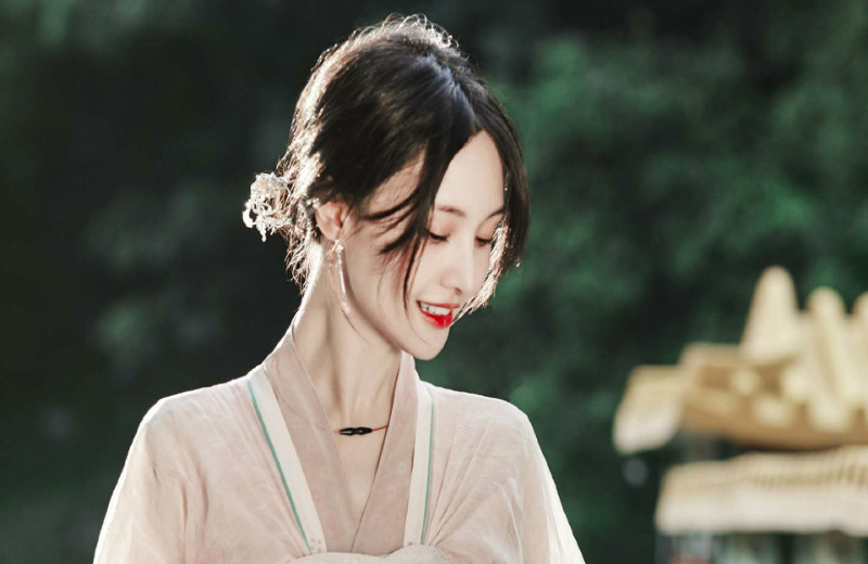 郑爽《脱口秀大会》再遭吐槽,踩凳子还玩手机,节目组无力掩饰!