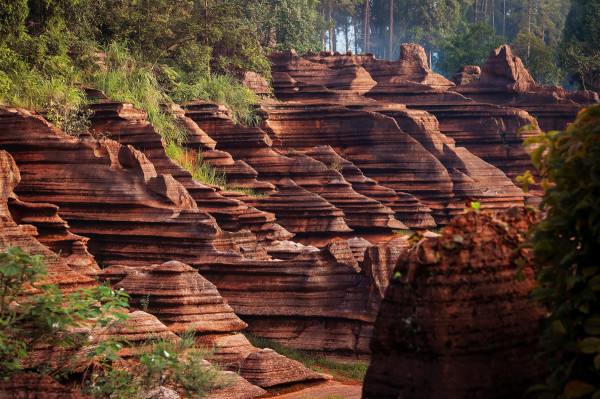 庆祝入选世界地质公园名录 芙蓉镇·红石林度假区举办主题文化旅游周