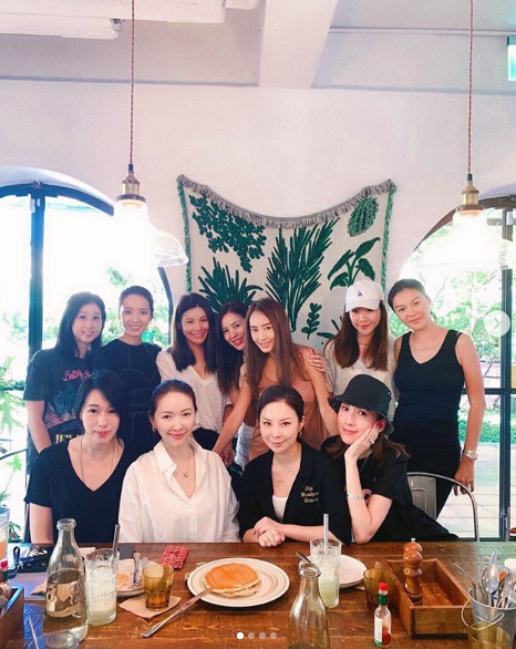 陈若仪|陈若仪李靓蕾关颖等小聚，豪门辣妈团大秀模特步，陈若仪霸气压轴