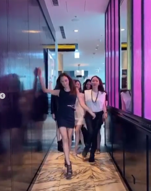 陈若仪|陈若仪李靓蕾关颖等小聚，豪门辣妈团大秀模特步，陈若仪霸气压轴