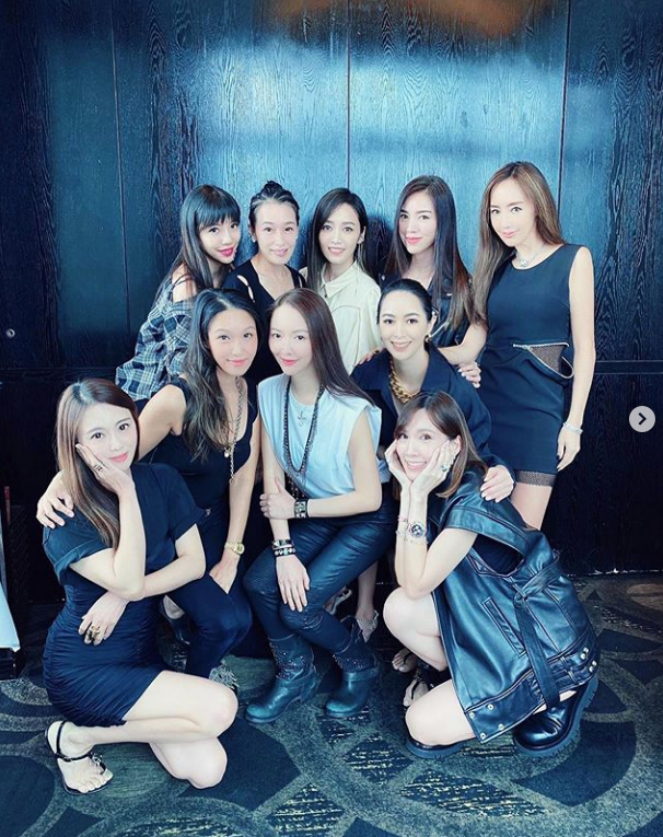 陈若仪|陈若仪李靓蕾关颖等小聚，豪门辣妈团大秀模特步，陈若仪霸气压轴