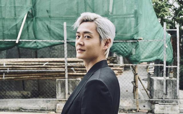 一是亮丽的颜色,像剧集《反黑路人甲》中张振朗的一头银白发,二就是