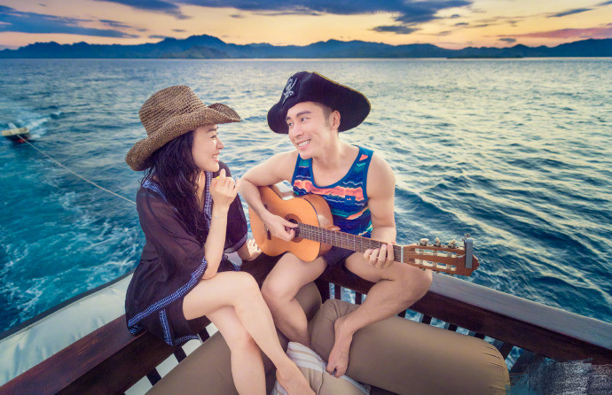 张伦硕|张伦硕为老婆庆生甜喊对方15岁人鱼公主，50岁钟丽缇皮肤超水嫩