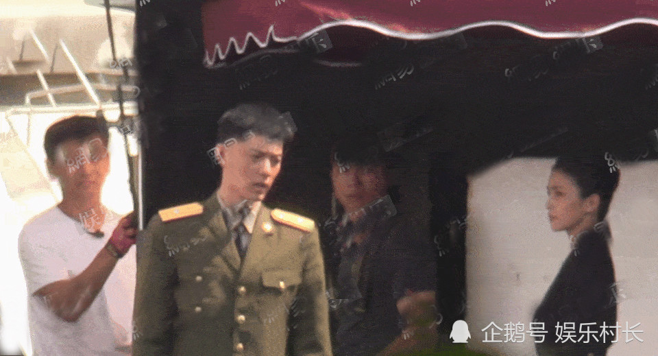 肖战|肖战拍戏军装造型曝光，面露大笑走出低谷，被黑粉起诉大后天开庭传新消息