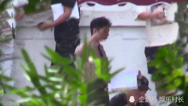 肖战|肖战拍戏军装造型曝光，面露大笑走出低谷，被黑粉起诉大后天开庭传新消息