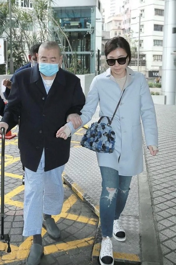 甘比|甘比难怪最得宠，外表光鲜亮丽女首富，其实是刘銮雄专属“保姆”