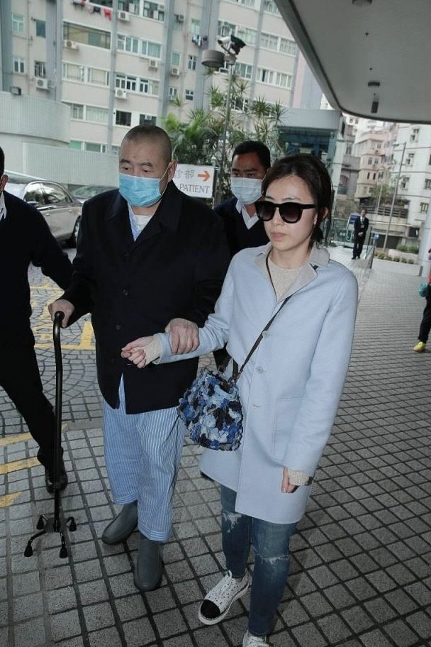 甘比|甘比难怪最得宠，外表光鲜亮丽女首富，其实是刘銮雄专属“保姆”