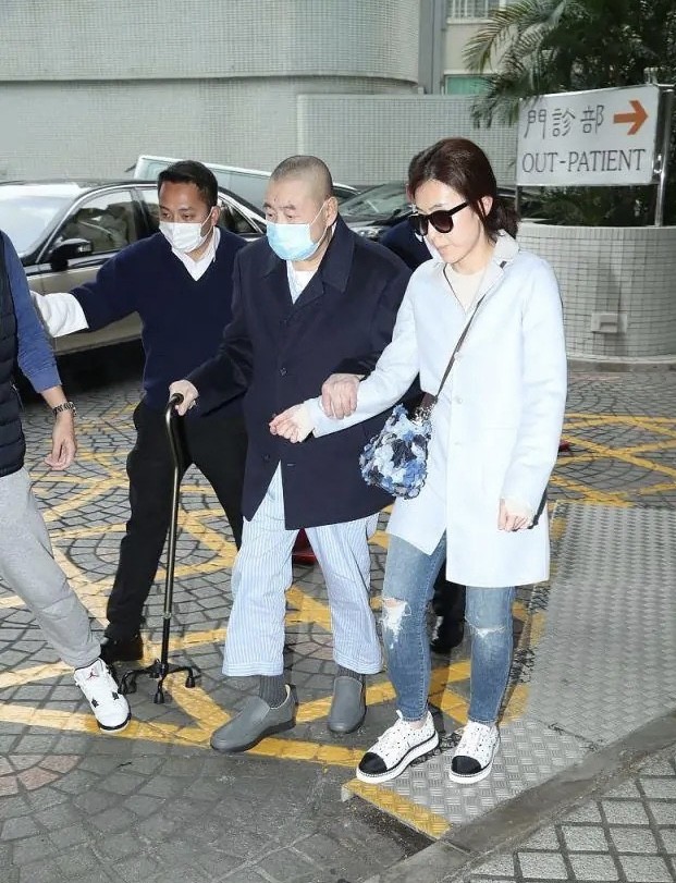 甘比|甘比难怪最得宠，外表光鲜亮丽女首富，其实是刘銮雄专属“保姆”