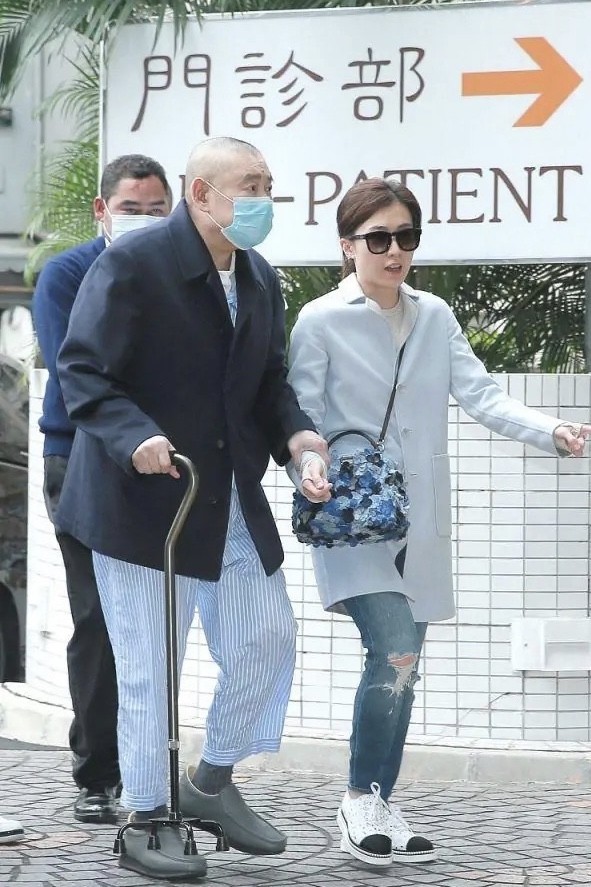 甘比|甘比难怪最得宠，外表光鲜亮丽女首富，其实是刘銮雄专属“保姆”