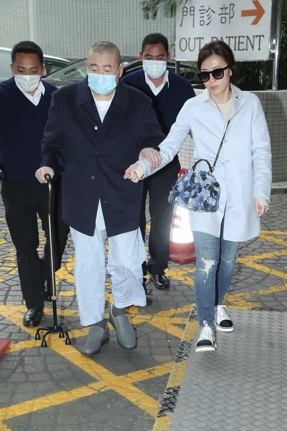 甘比|甘比难怪最得宠，外表光鲜亮丽女首富，其实是刘銮雄专属“保姆”