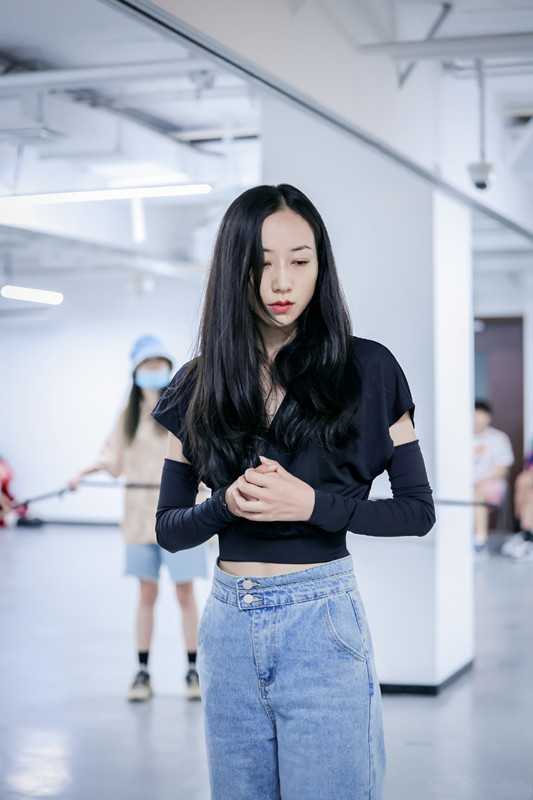 就爱看韩雪的私服,穿露脐装搭牛仔阔腿裤,时尚感十足!