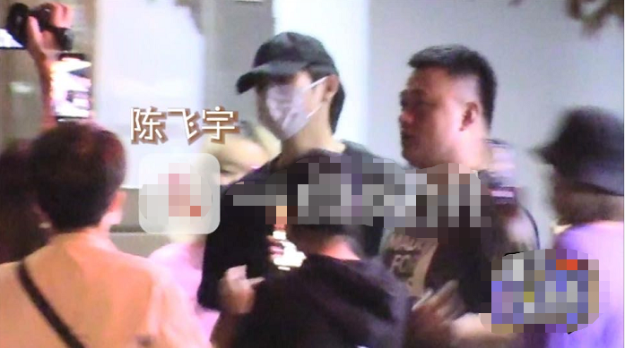 陈飞宇|态度恶劣？陈飞宇外出就餐被粉丝围堵，身旁保镖竟拿手电筒照人