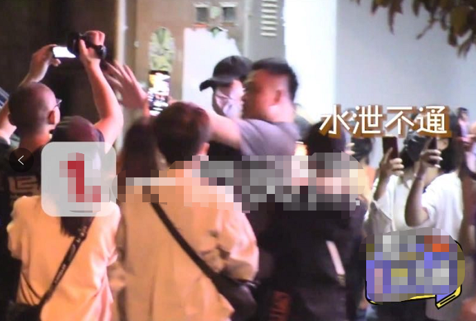 陈飞宇|态度恶劣？陈飞宇外出就餐被粉丝围堵，身旁保镖竟拿手电筒照人