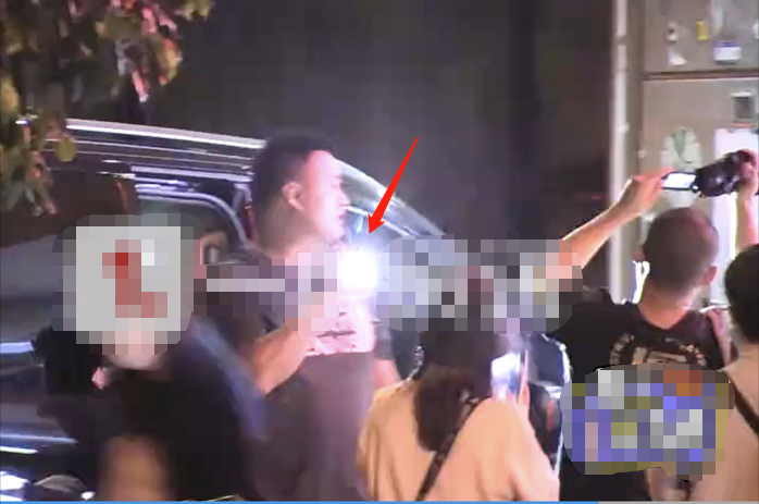 陈飞宇|态度恶劣？陈飞宇外出就餐被粉丝围堵，身旁保镖竟拿手电筒照人