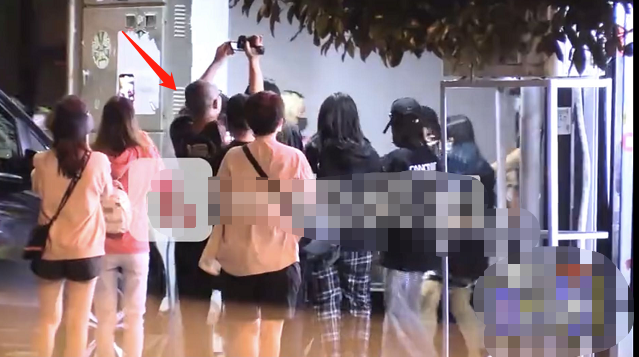 陈飞宇|态度恶劣？陈飞宇外出就餐被粉丝围堵，身旁保镖竟拿手电筒照人