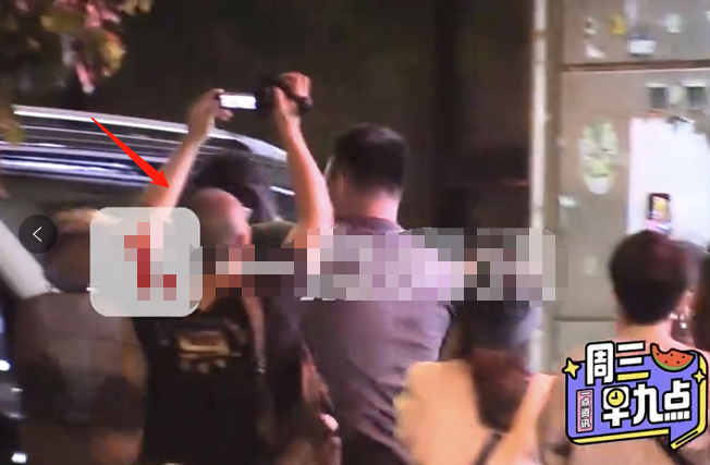 陈飞宇|态度恶劣？陈飞宇外出就餐被粉丝围堵，身旁保镖竟拿手电筒照人