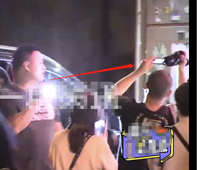 陈飞宇|态度恶劣？陈飞宇外出就餐被粉丝围堵，身旁保镖竟拿手电筒照人