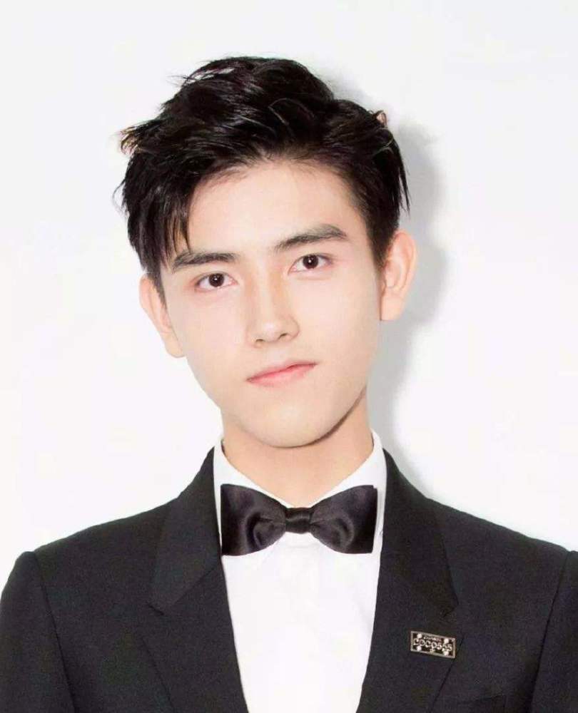 陈飞宇|态度恶劣？陈飞宇外出就餐被粉丝围堵，身旁保镖竟拿手电筒照人