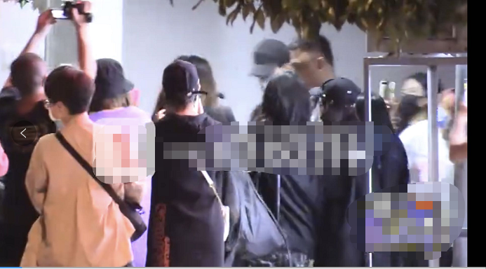 陈飞宇|态度恶劣？陈飞宇外出就餐被粉丝围堵，身旁保镖竟拿手电筒照人