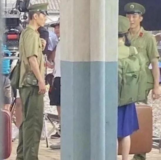 肖战|肖战新造型曝光，干练寸头硬汉气质十足，走路带风气场强大抢镜