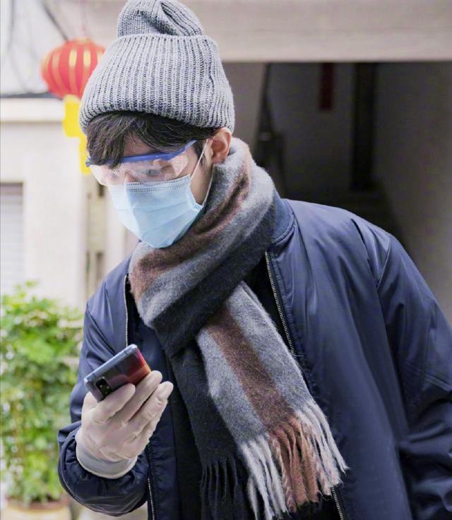 肖战|肖战新造型曝光，干练寸头硬汉气质十足，走路带风气场强大抢镜