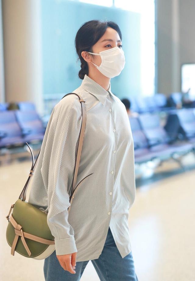 孙莉早就该这么穿了,条纹衬衫配拼接牛仔裤,172身材太像超模