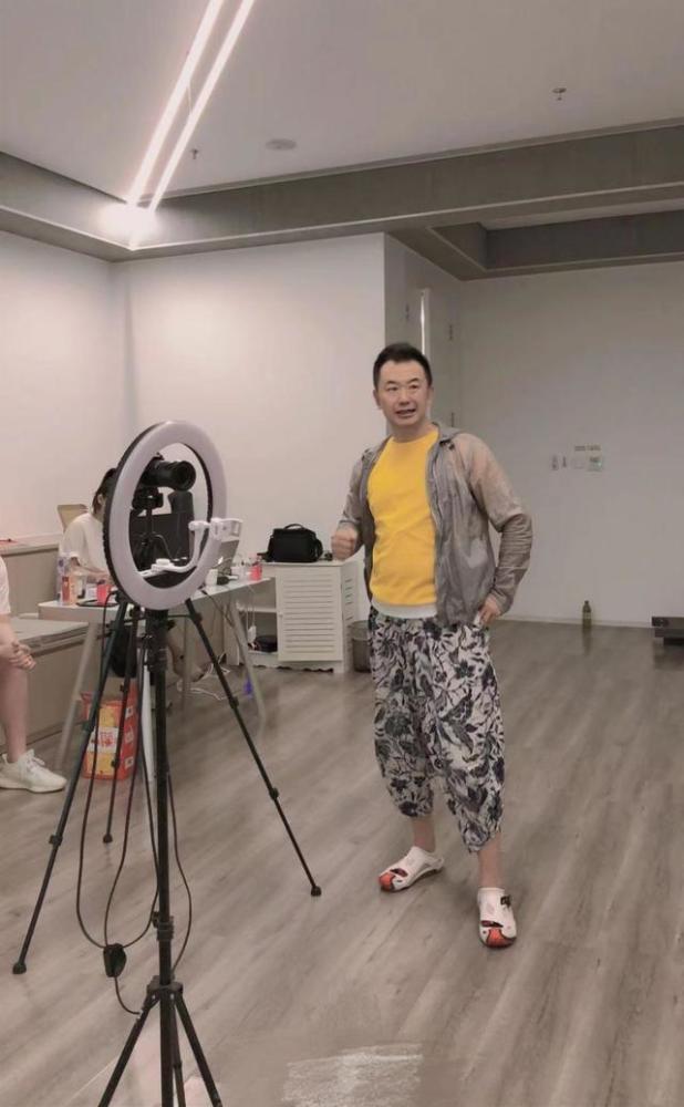 黄海波|黄海波疑不再复出，转幕后和美女演员开设表演班，场地简陋显心酸