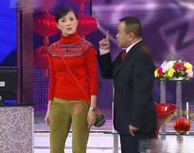 黄海波|黄海波疑不再复出，转幕后和美女演员开设表演班，场地简陋显心酸