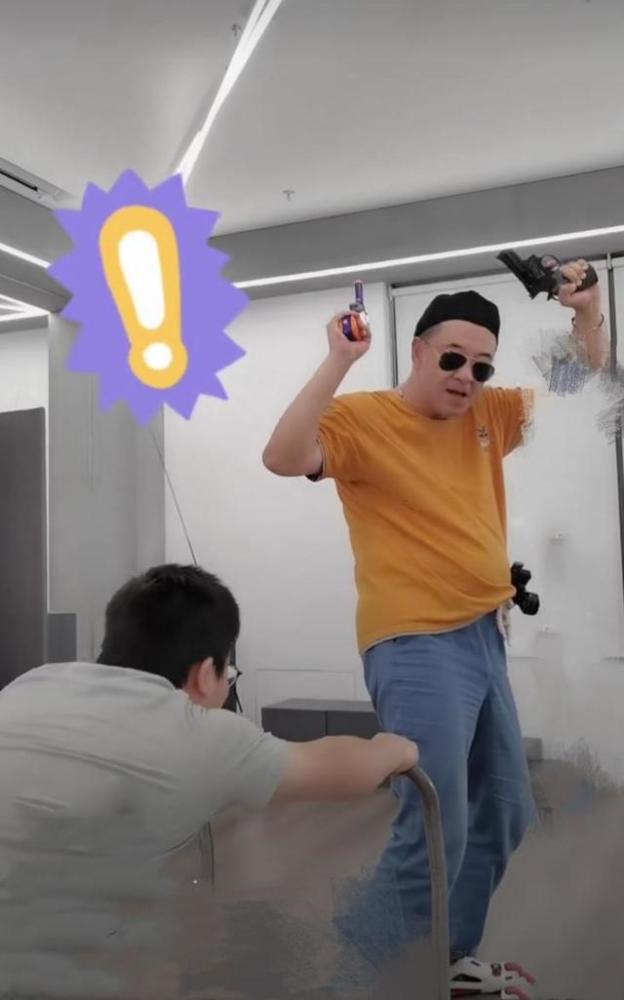 黄海波|黄海波疑不再复出，转幕后和美女演员开设表演班，场地简陋显心酸