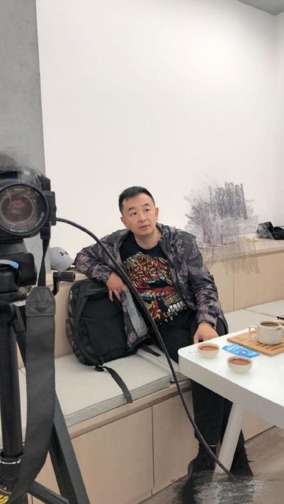 黄海波|黄海波疑不再复出，转幕后和美女演员开设表演班，场地简陋显心酸