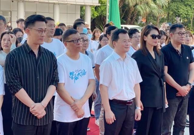 刘涛|刘涛父亲去世后首现身，马不停蹄工作疲惫憔悴，网友喊话王珂分忧