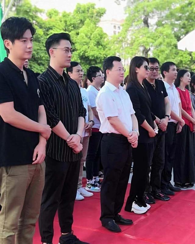 刘涛|刘涛父亲去世后首现身，马不停蹄工作疲惫憔悴，网友喊话王珂分忧