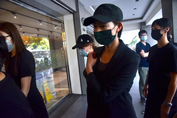 黄鸿升|黄鸿升追悼会现场：女友情绪几近崩溃，张钧甯贾静雯曹格哀伤落泪