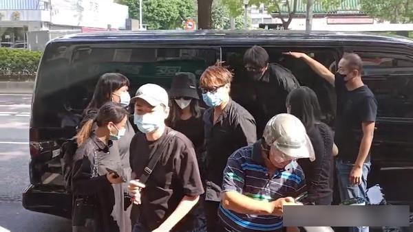 黄鸿升|黄鸿升追悼会现场：女友情绪几近崩溃，张钧甯贾静雯曹格哀伤落泪