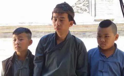 最美逆行者|身材矮小演丑角20年，逆袭娶貌美娇妻，今成《最美逆行者》导演