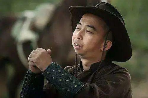 最美逆行者|身材矮小演丑角20年，逆袭娶貌美娇妻，今成《最美逆行者》导演