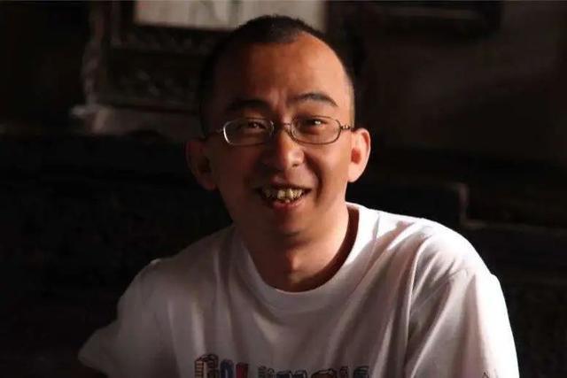 最美逆行者|身材矮小演丑角20年，逆袭娶貌美娇妻，今成《最美逆行者》导演