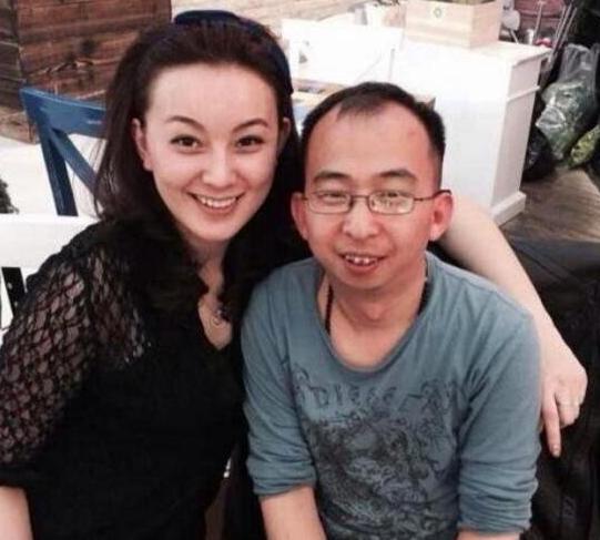 最美逆行者|身材矮小演丑角20年，逆袭娶貌美娇妻，今成《最美逆行者》导演