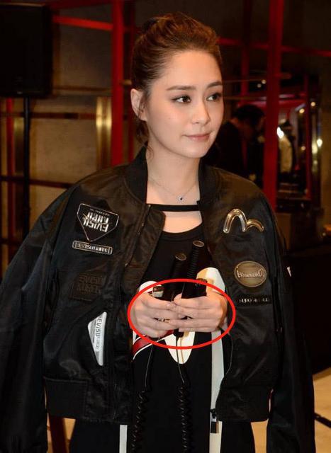 钟欣潼|阿娇前夫生活很滋润，神秘女子开他豪车，对方身份不简单