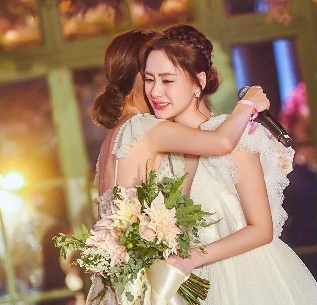 钟欣潼|阿娇前夫生活很滋润，神秘女子开他豪车，对方身份不简单