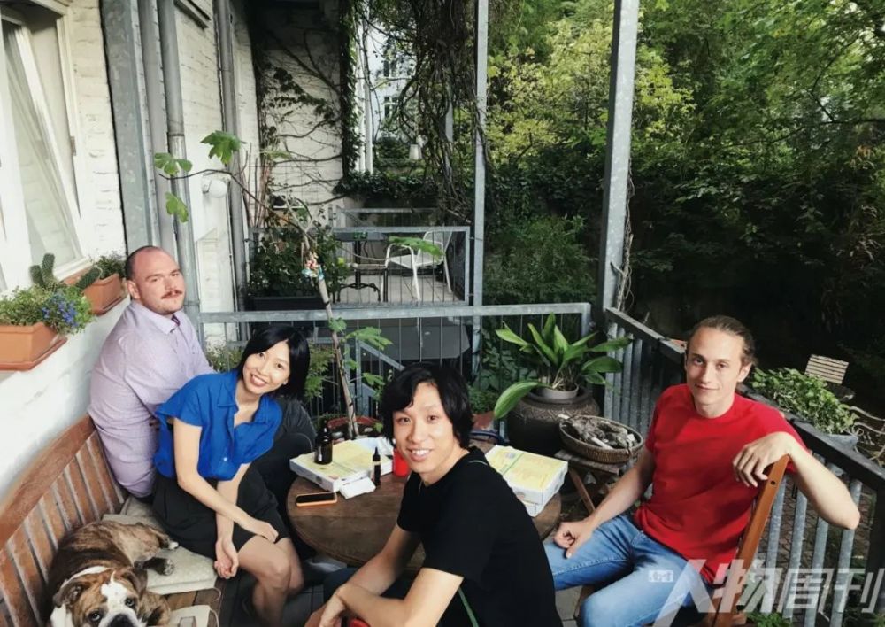 表情银行的思雨(左二),通通(右二)与德国乐迷于理安(右一),麦克斯